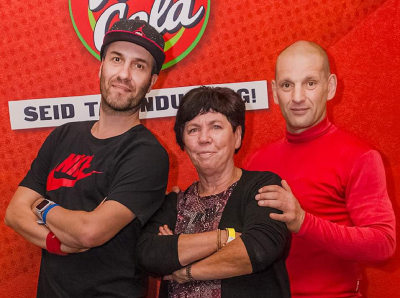 Petra Schuster (Mitte) mit Mischa "Navo" Lorkowski (links) und Heiko "Hahny" Hahnewald (rechts)